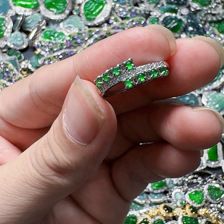 翡翠颈饰未镶嵌天然A货翡翠放漏