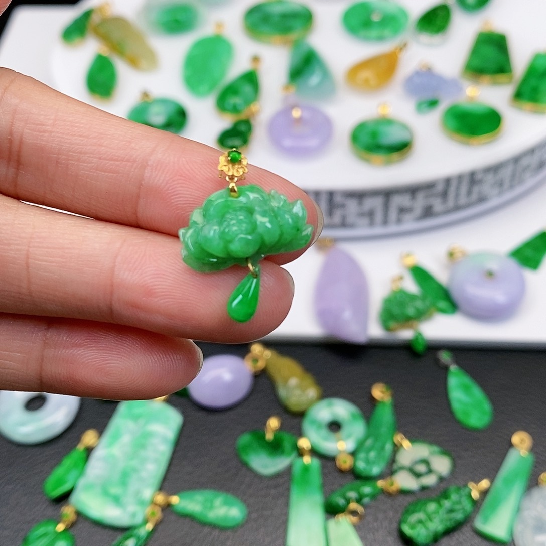 翡翠吊坠(不含链)18K金镶嵌