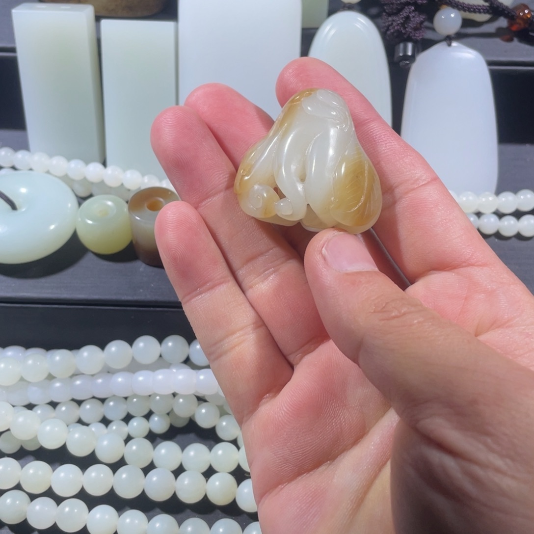 和田玉未镶嵌颈饰佛手