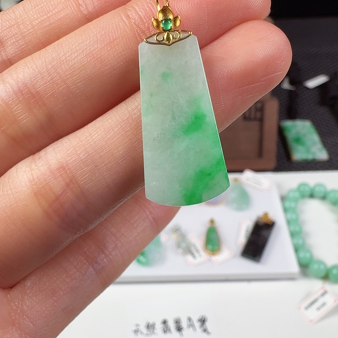 翡翠18K金镶嵌颈饰