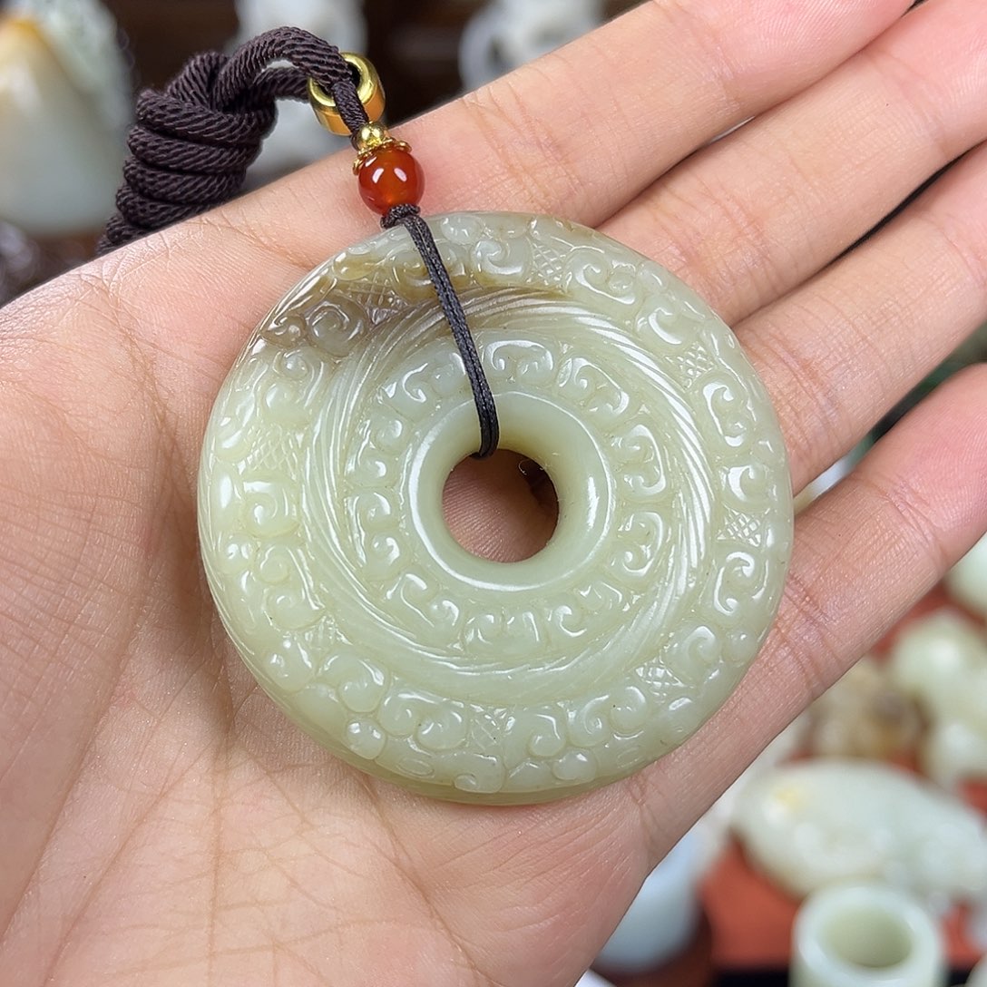 和田玉未镶嵌把件