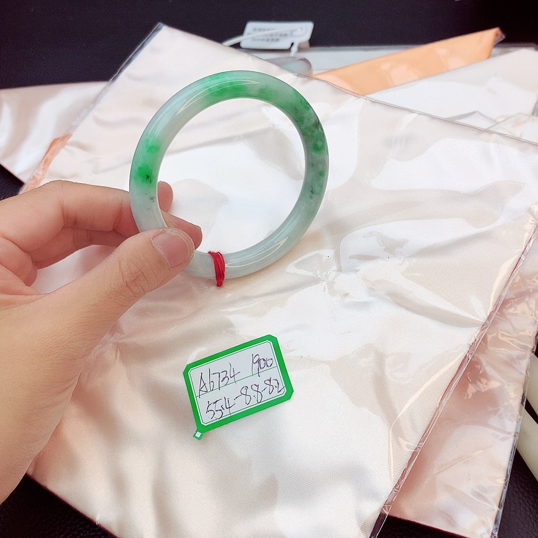 翡翠手镯未镶嵌翡翠