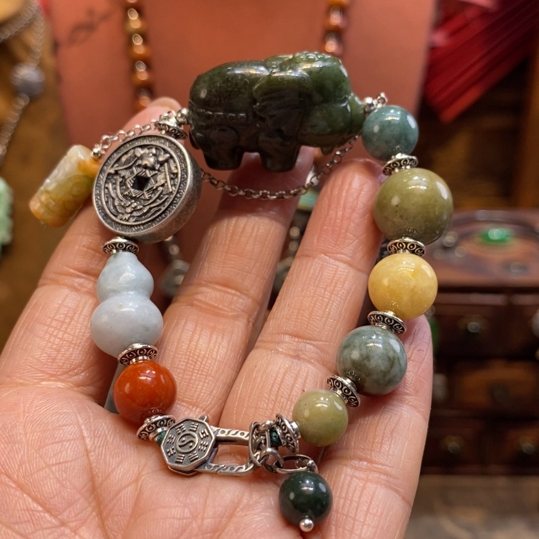 翡翠吊坠(赠链)未镶嵌