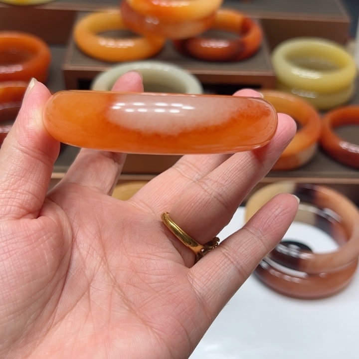 石英质玉（黄龙玉）未镶嵌手镯该****销