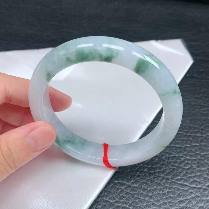 翡翠手镯未镶嵌512。