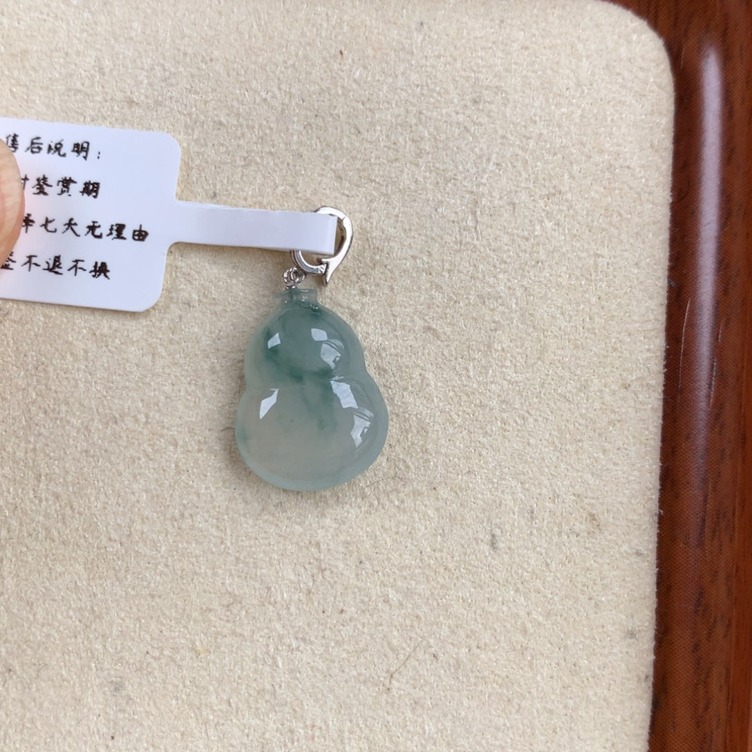 翡翠18K金镶嵌颈饰葫