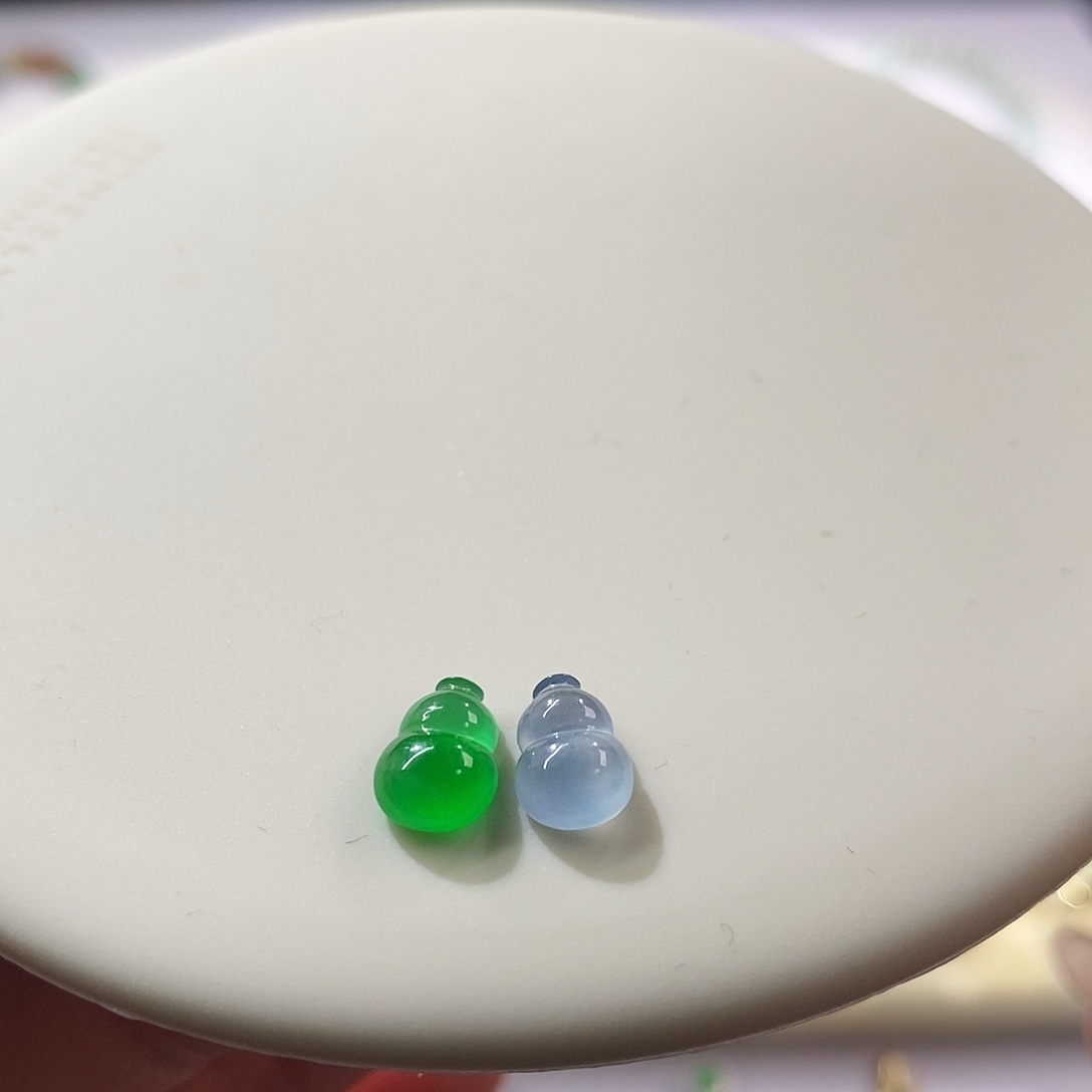 翡翠裸石一对葫芦