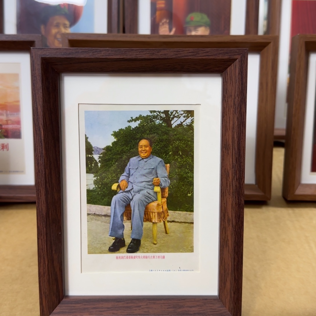 64开桌面摆台 毛爷爷坐在椅子上