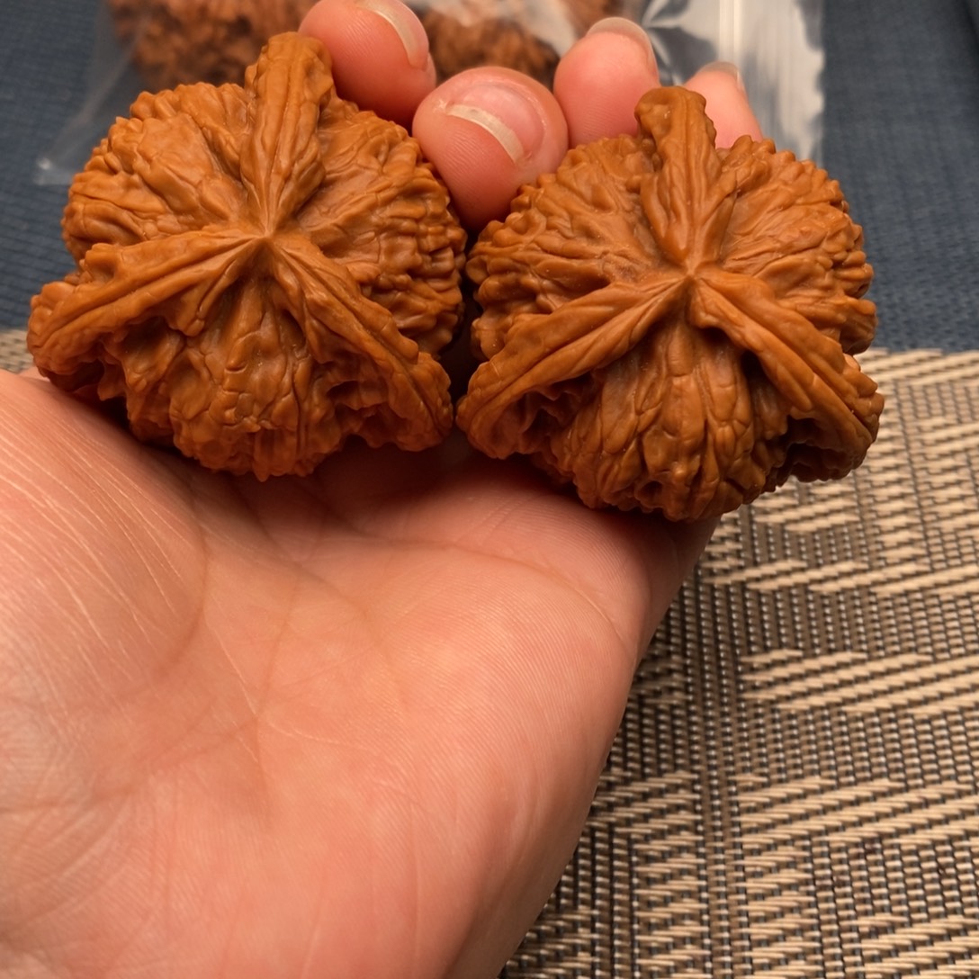 焦***哥文玩核桃吊坠三棱