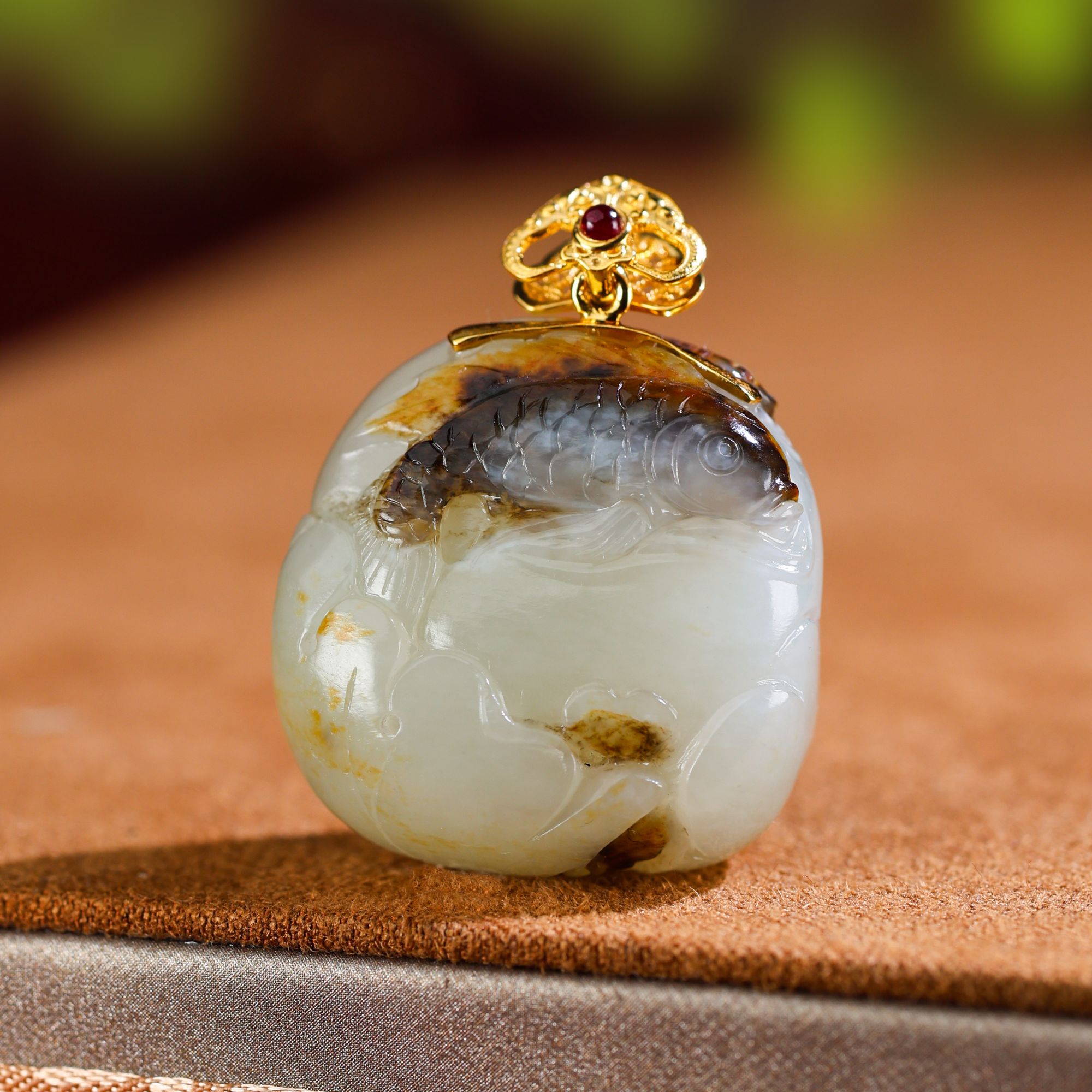 精雕18K金和田玉吊坠