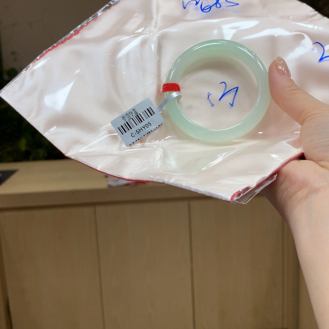 翡翠手镯未镶嵌不退不换