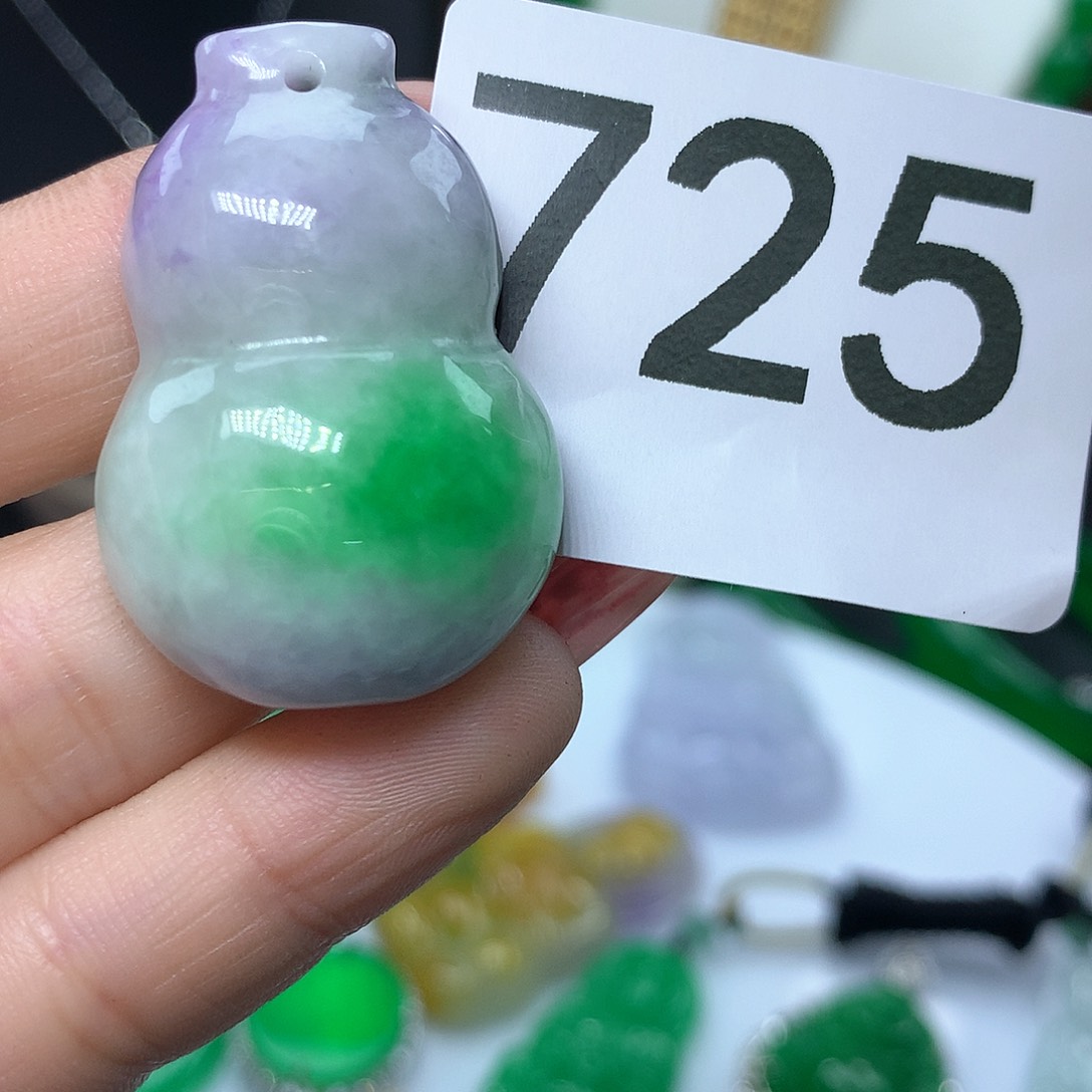 翡翠吊坠(赠链)未镶嵌