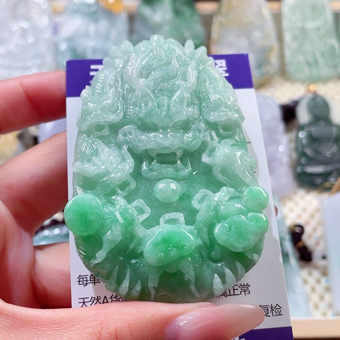 翡翠未镶嵌颈饰九龙