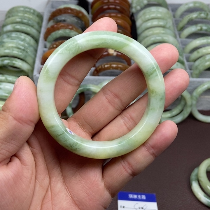 蛇纹石玉手镯未镶嵌霞**彩