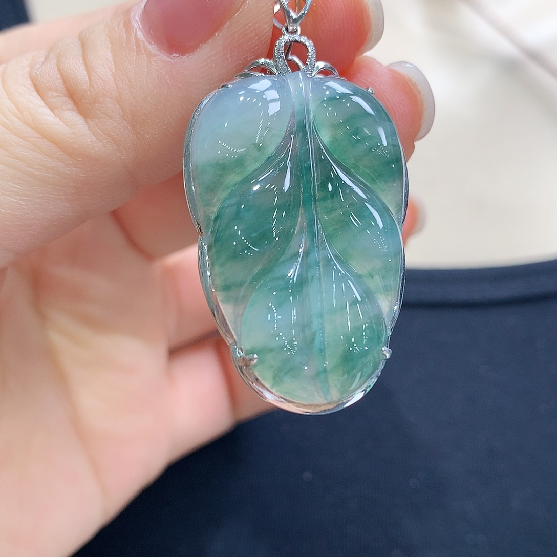 翡翠颈饰18K金镶嵌叶子