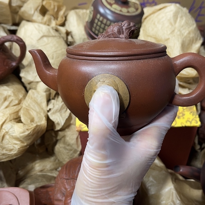 紫砂茶壶原矿泥料，手工制作的一把紫砂壶。