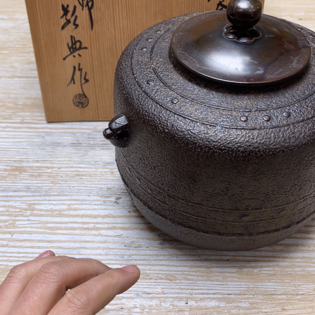 瓷片密密麻麻地排列在一起