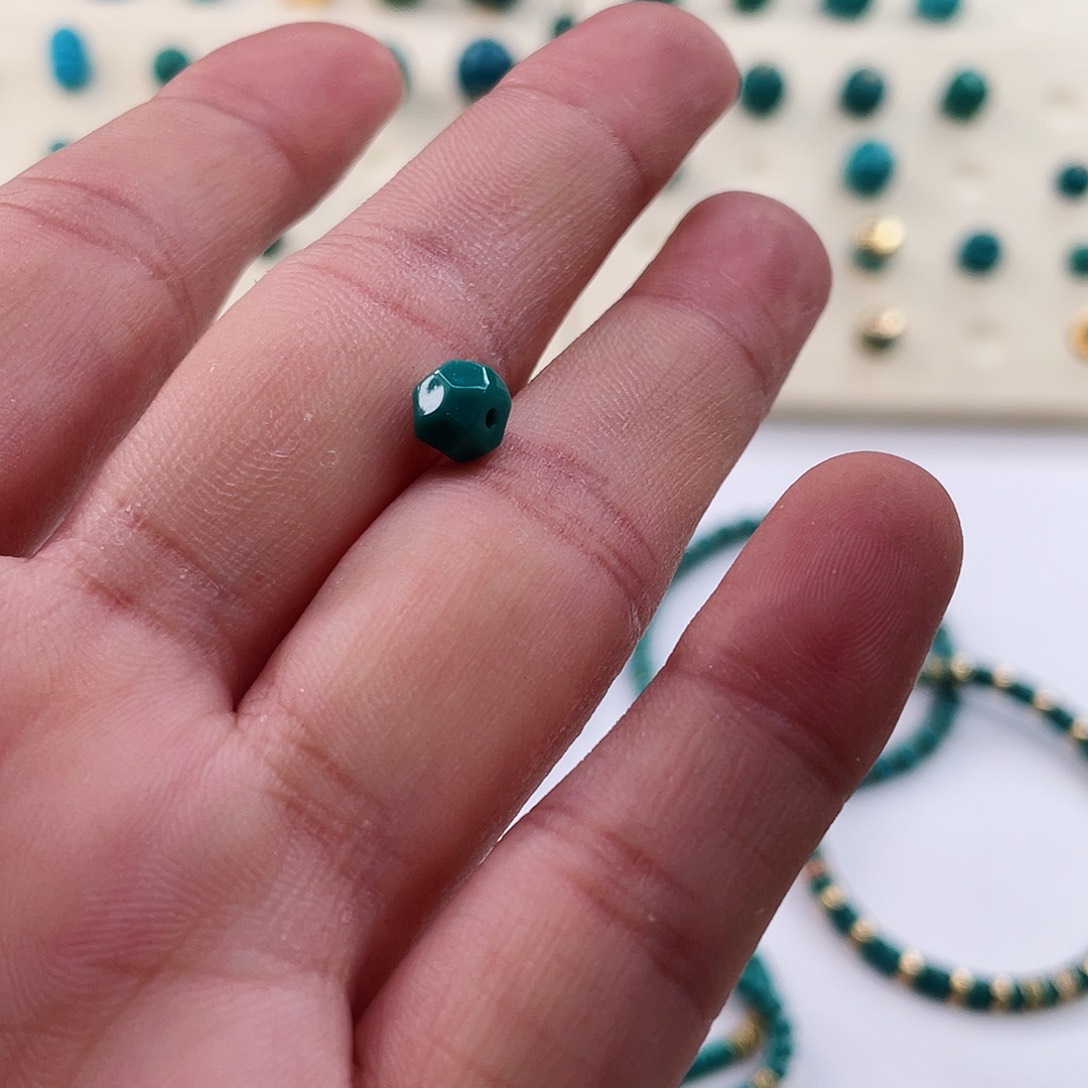 绿松石颈饰未镶嵌