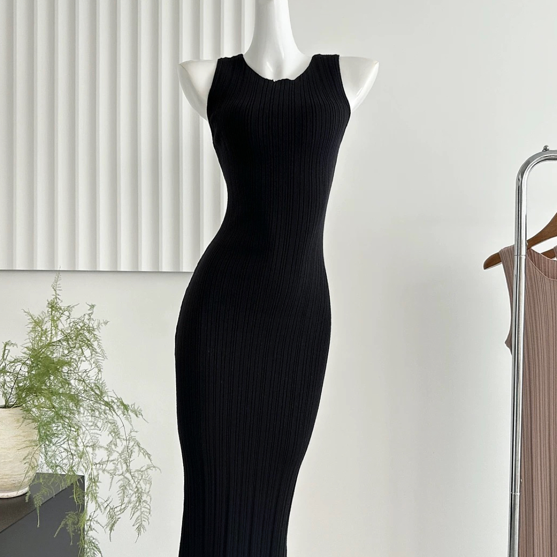 超显瘦三宅压褶丝光感抗皱无袖修身包臀连衣裙