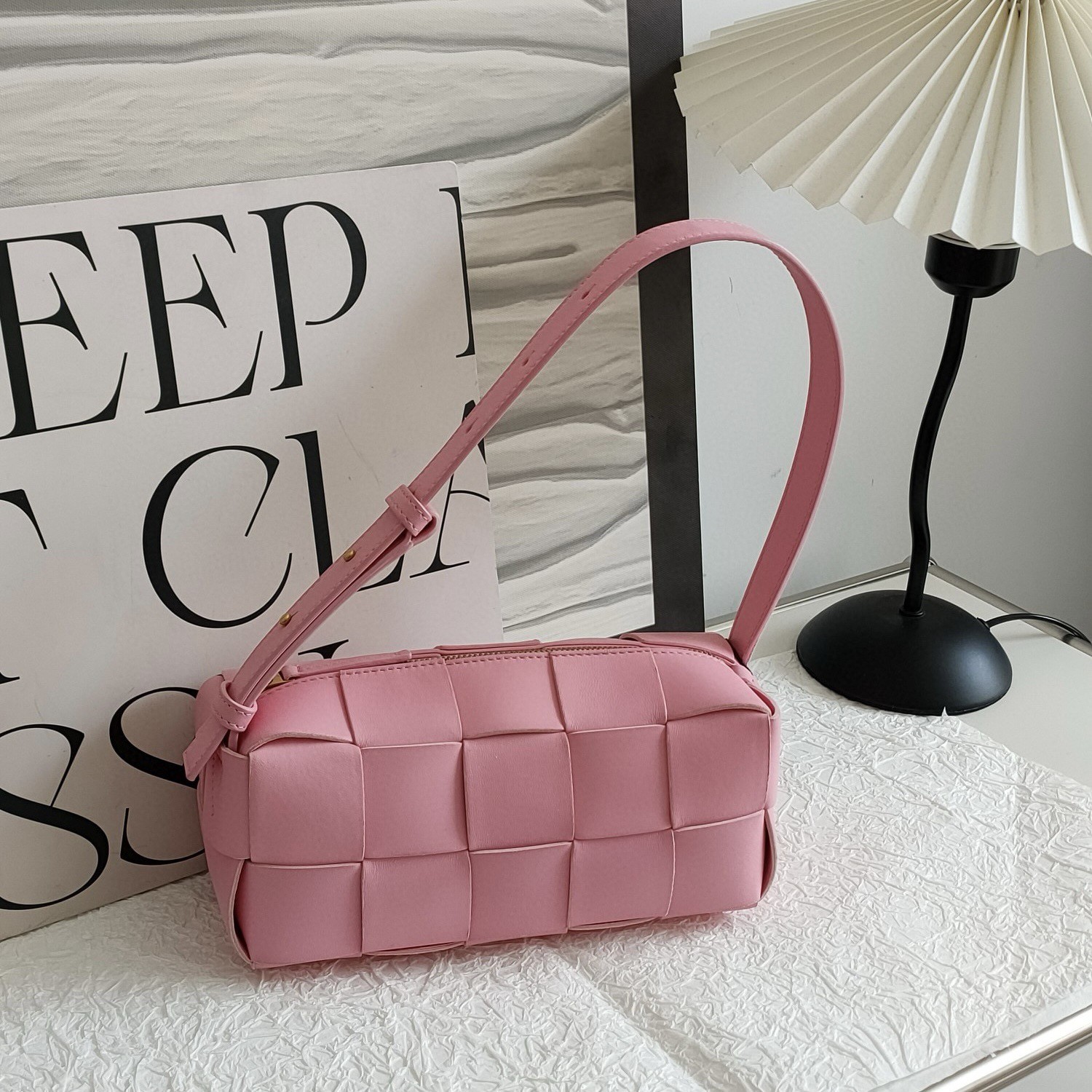 95新 BOTTEGA VENETA/葆蝶家 粉羊皮十格编织casstte腋下包38102