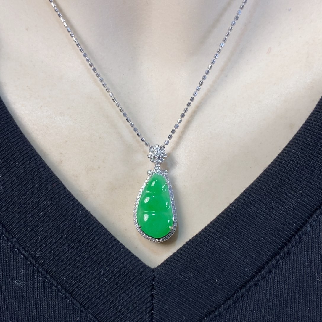 翡翠吊坠(赠链)18K金镶嵌