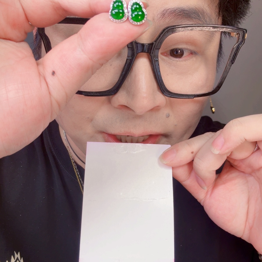 翡翠未镶嵌颈饰一对