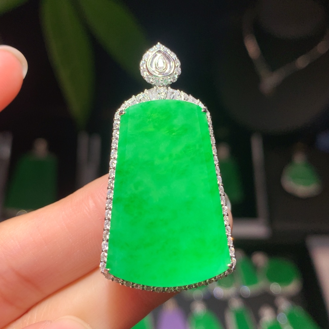 翡翠颈饰18K金镶嵌翡翠