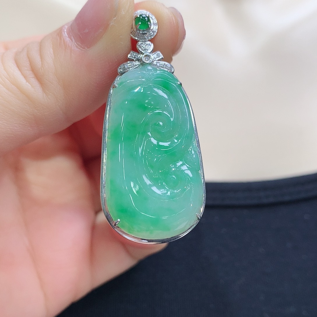 翡翠颈饰18K金镶嵌如意