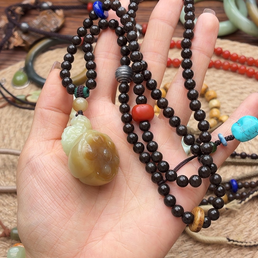 招***花和田玉（糖玉）未镶嵌颈饰