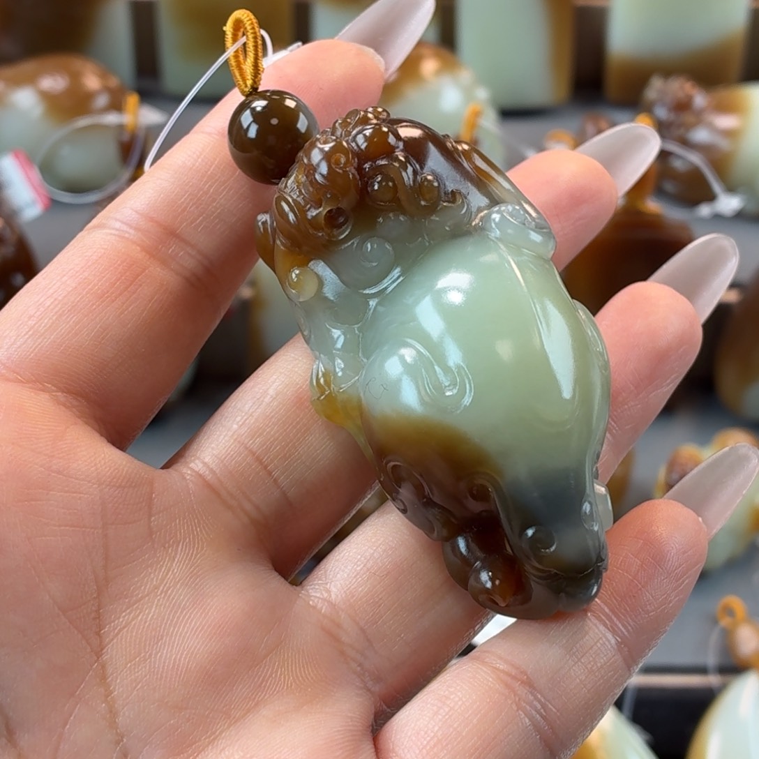 保***姐和田玉未镶嵌颈饰