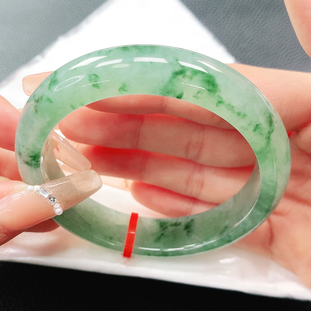 翡翠手镯未镶嵌56圈