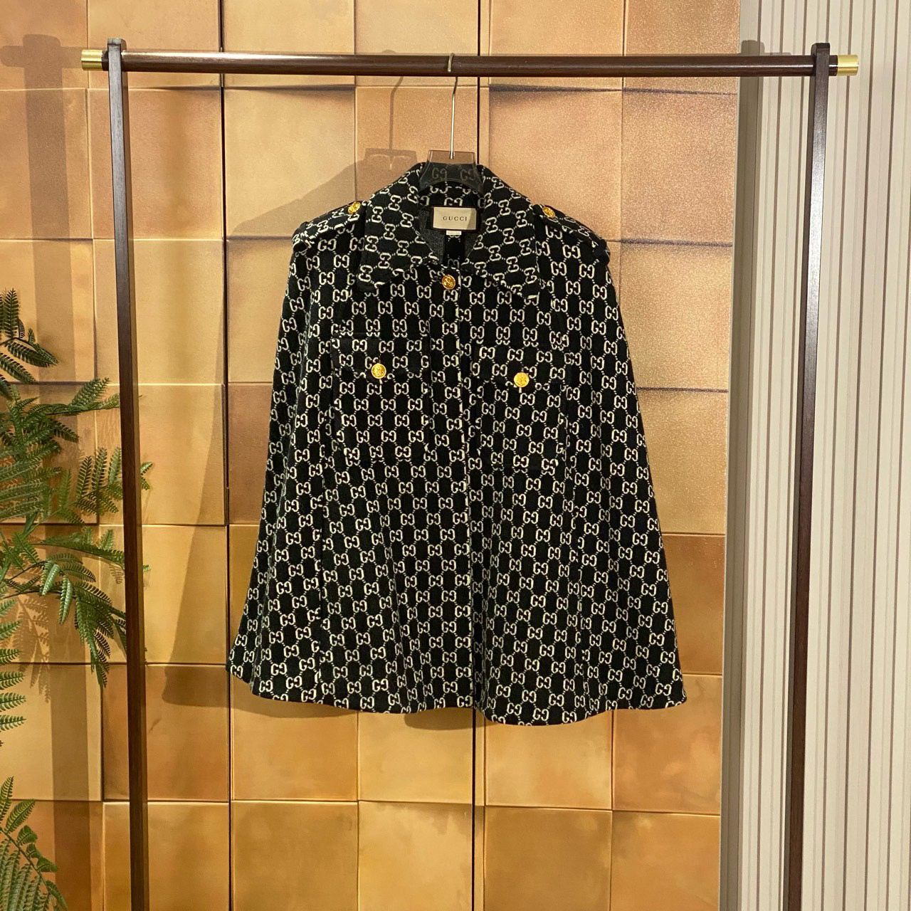 Gucci 爆款黑白老花满印金扣羊毛斗篷/s码/全新带吊/27047