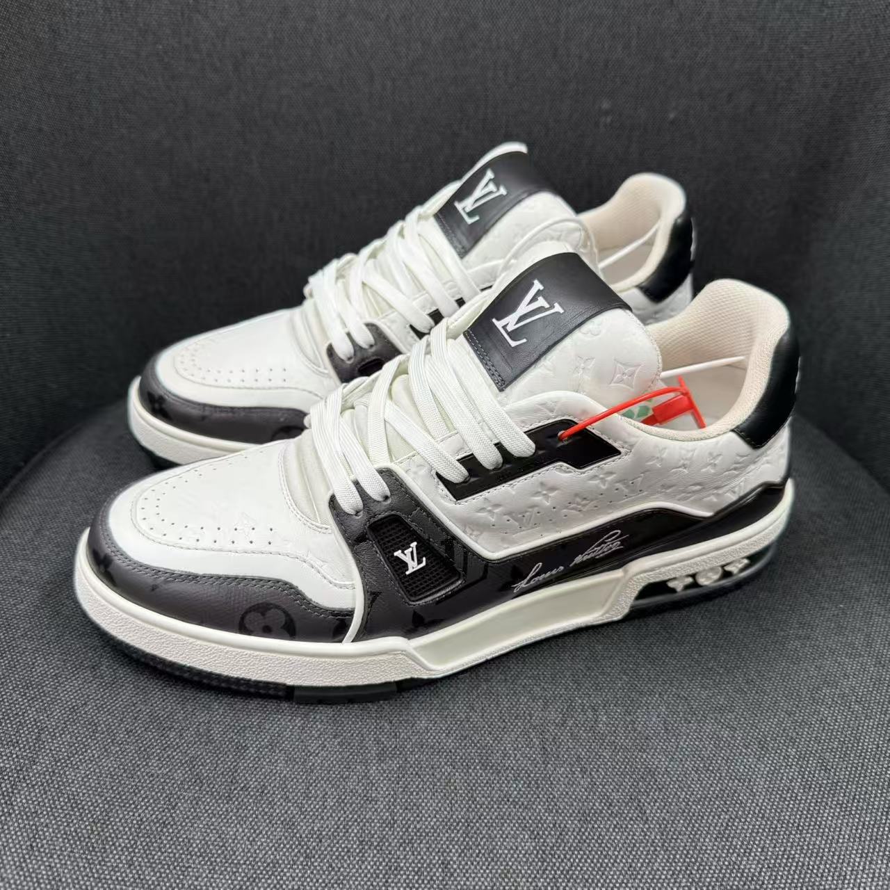 99新 LouisVuitton/路易威登 经典黑白暗纹老花浮雕trainer奢鞋