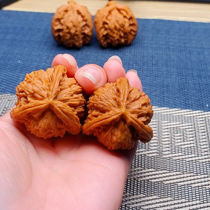 苹***人吊坠文玩核桃三棱