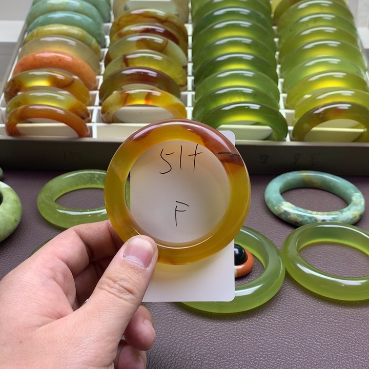 顾***卷蛇纹石玉未镶嵌手镯