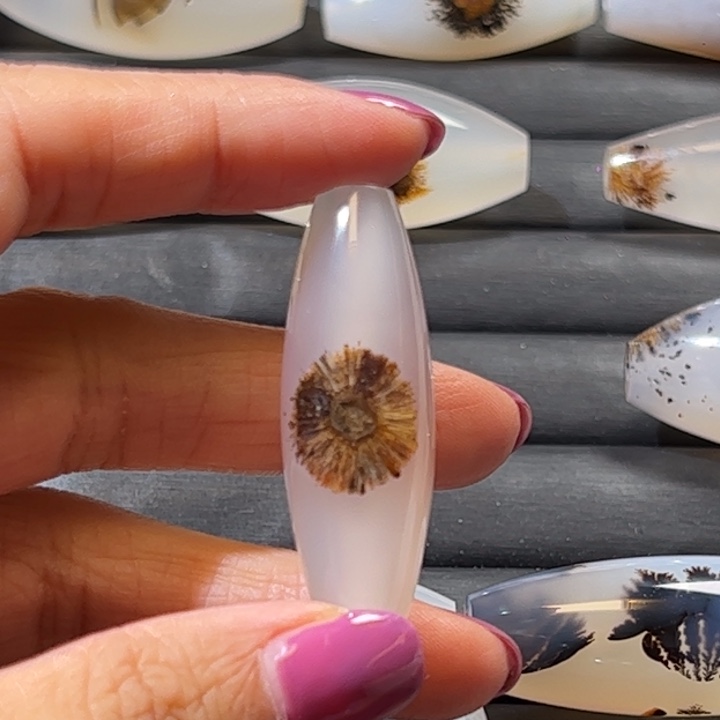 王***石玛瑙/玉髓未镶嵌颈饰