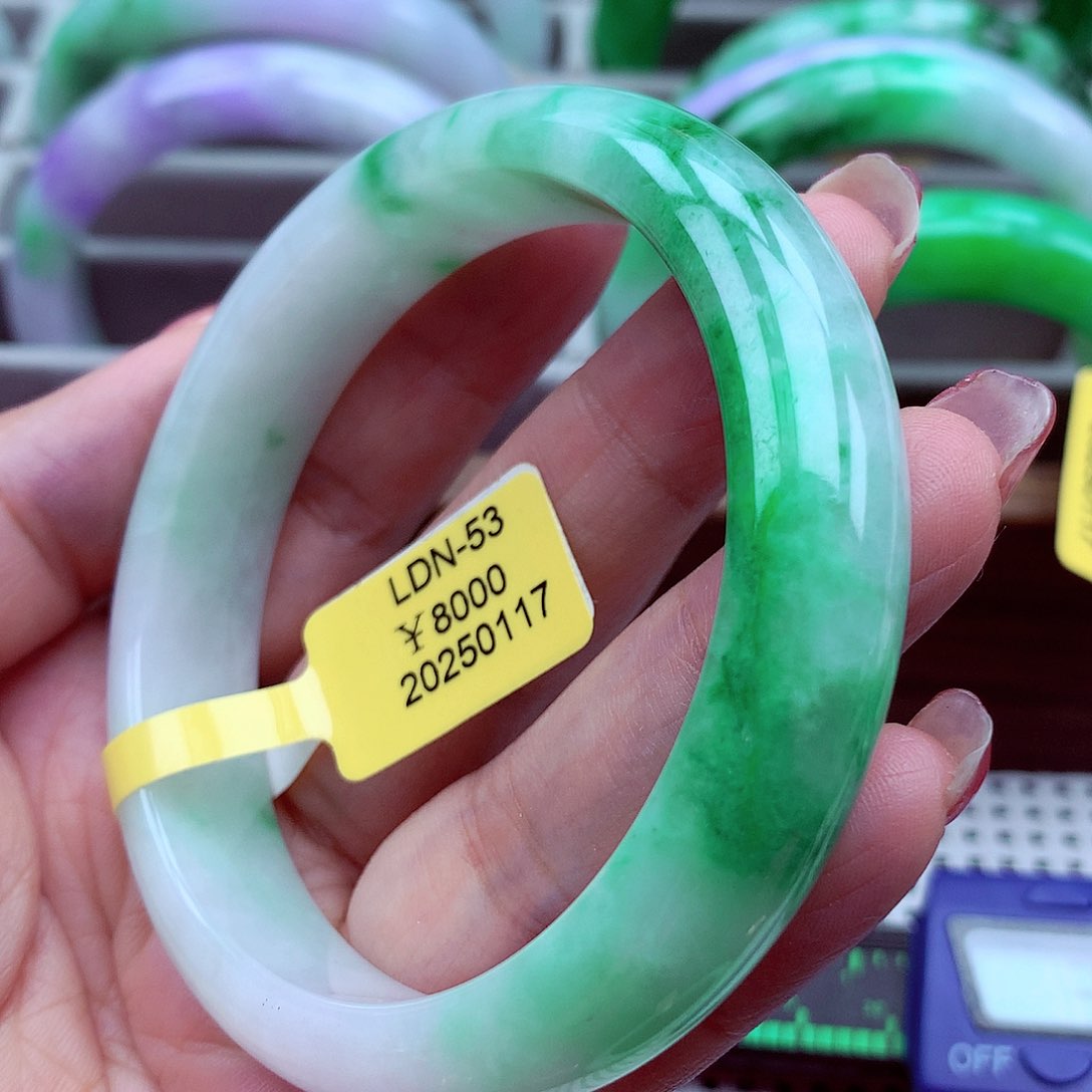 翡翠手镯未镶嵌翡翠