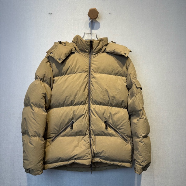 未使用 MONCLER 蒙口羽绒服女款卡其色/1码