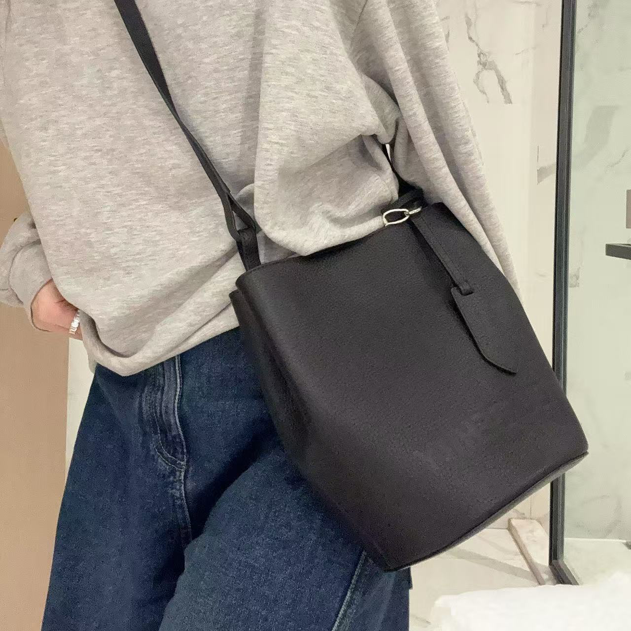 95新 BURBERRY/博柏利 【蕾】2XC819 黑色水桶单肩包
