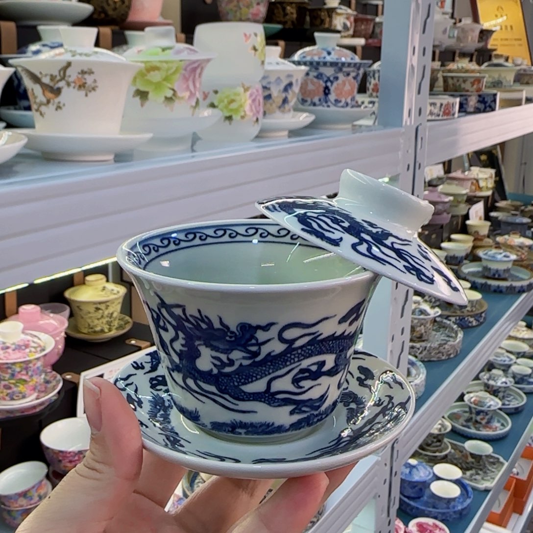 瓷片盖碗很精致很好看