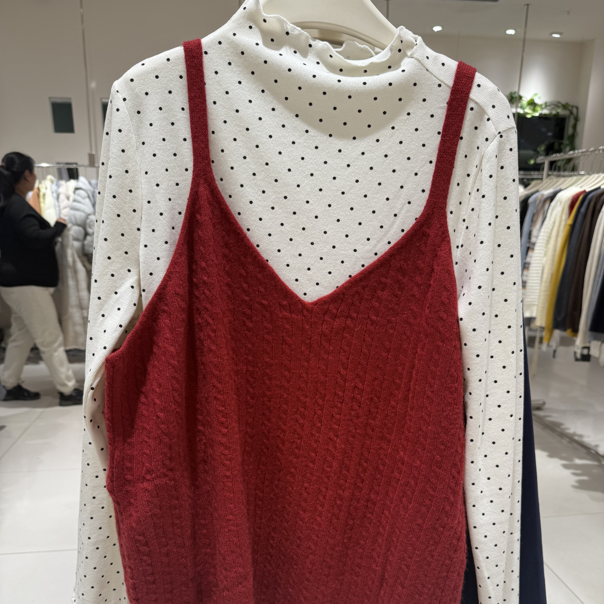 洋气波点的打底加遮肉显瘦的马甲，上身休闲百搭针织红色白色