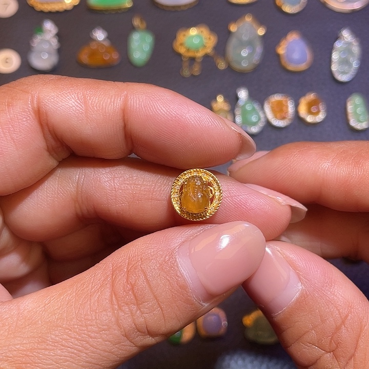 飞***@翡翠18K金镶嵌颈饰