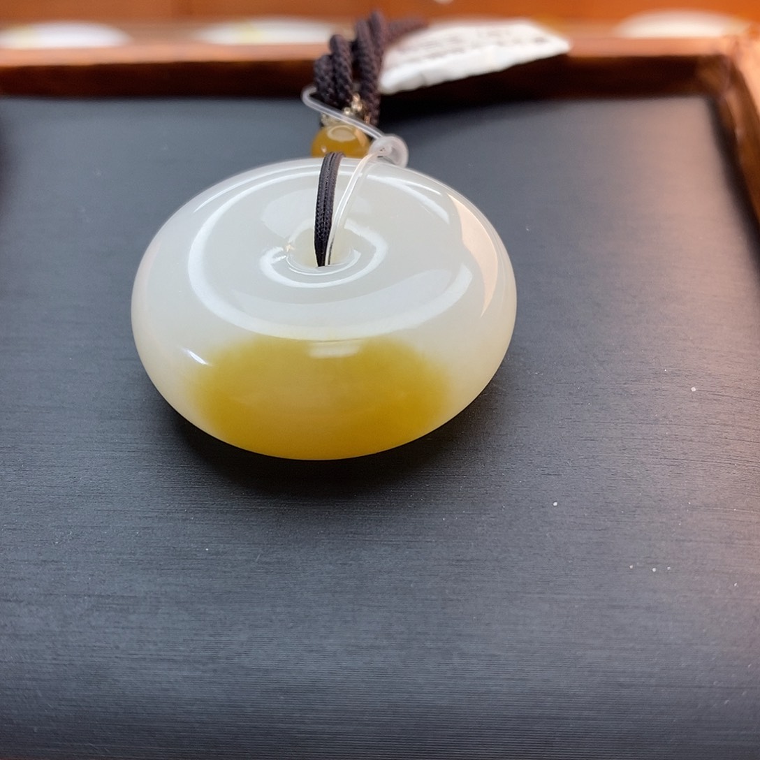 大****和田玉（糖玉）未镶嵌颈饰