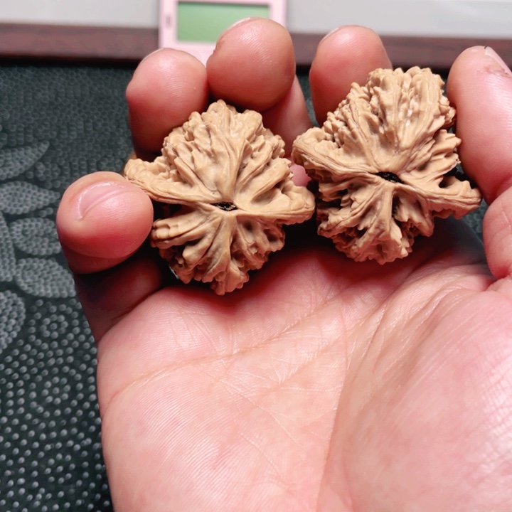 文玩核桃吊坠呵*虎头