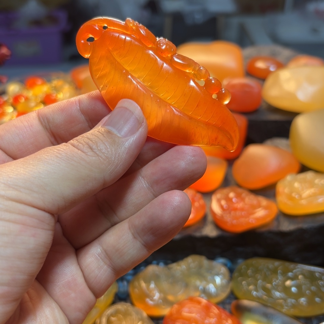 石英质玉挂件未镶嵌春****?