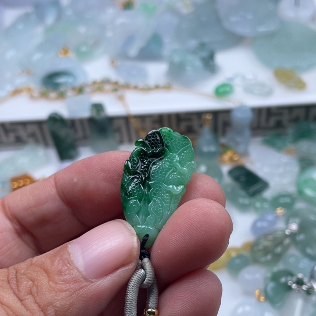 小***皮翡翠未镶嵌颈饰翡翠冰绿白菜