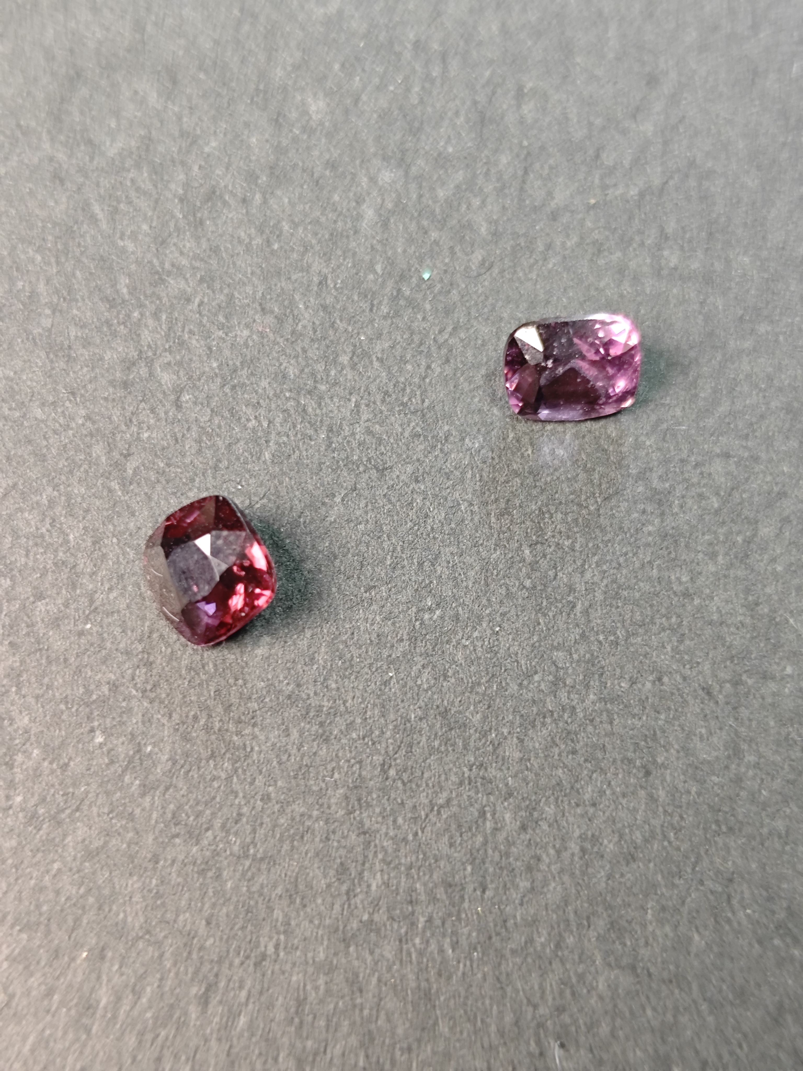 红色粉色尖晶石共两颗