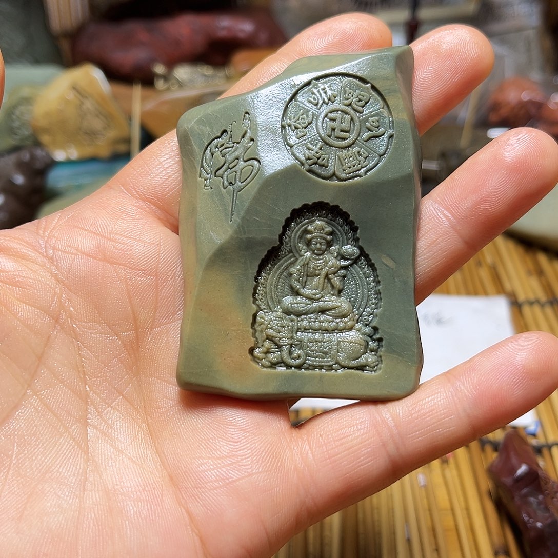 12 新疆原石雕刻手把件，