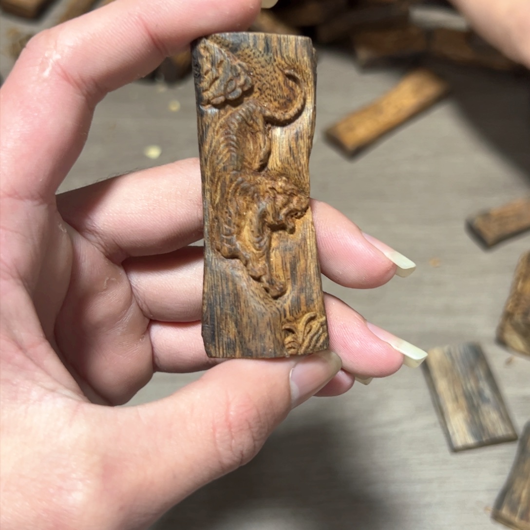 沉香木吊坠金莎叶牌牌10.8克