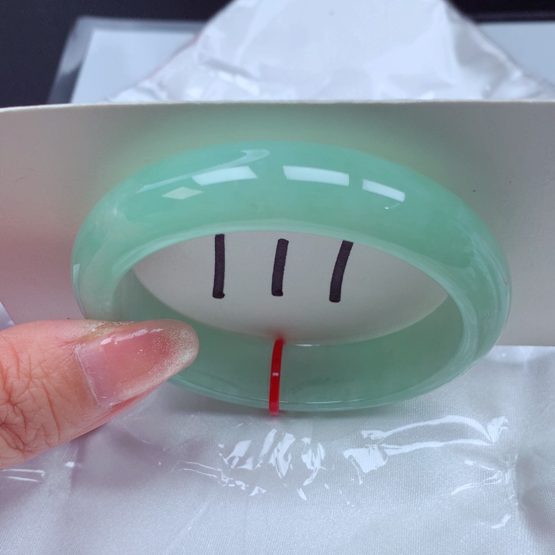 翡翠手镯未镶嵌翡翠